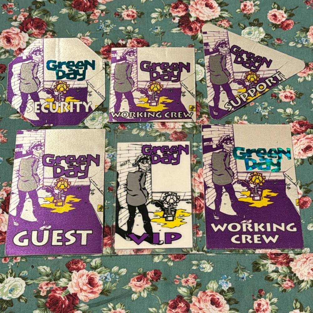 GREEN DAY! VIP Backstage pass from the early 90’s. Purple lot _ 6 total patches.